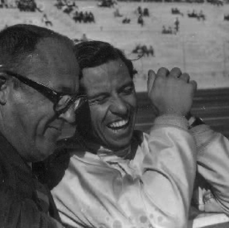 Jim plaisante avec John Holman, patron de la structure Holman & Moody